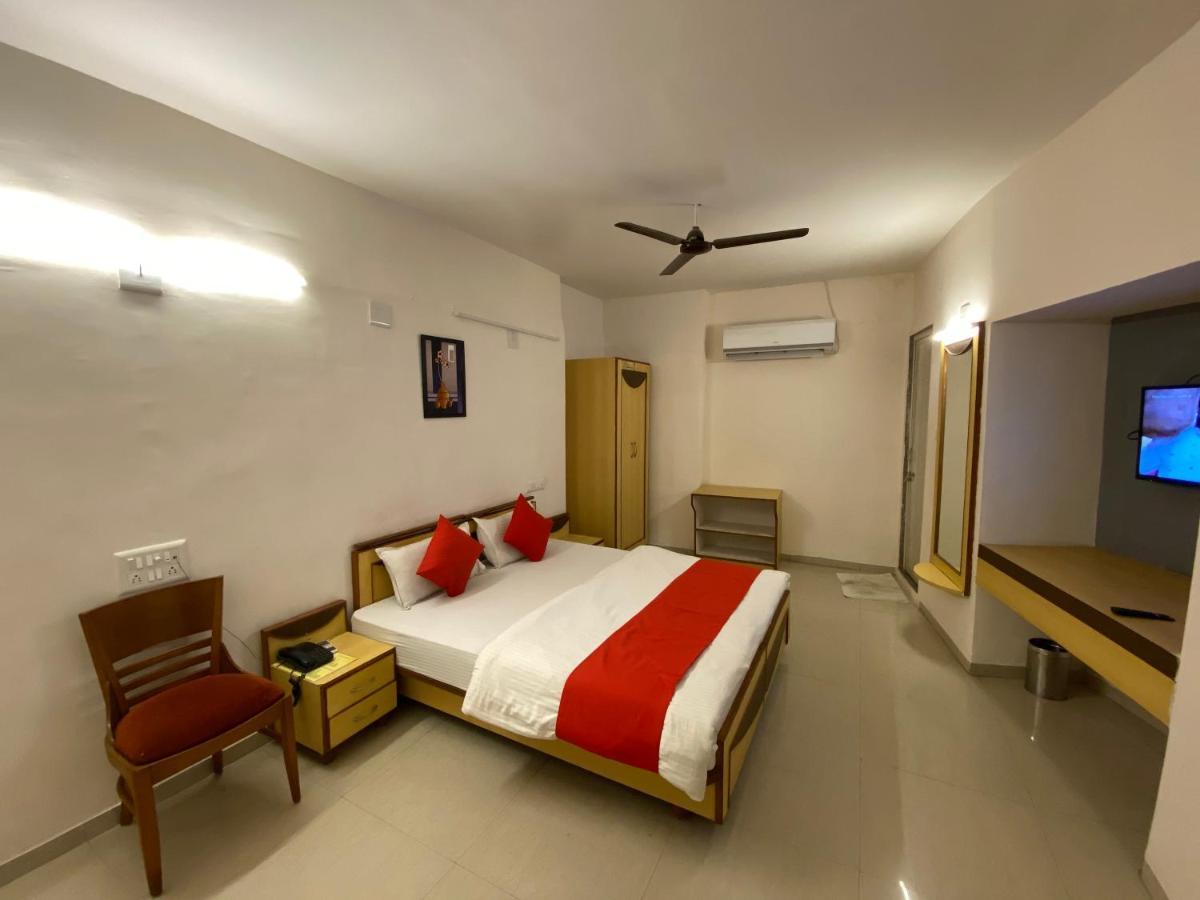 Hotel Riverfront Ahmedabad Exterior foto